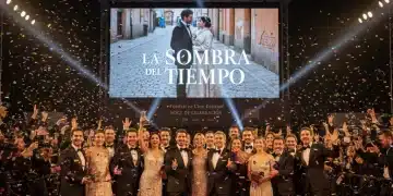 Alfombra roja de festival de cine con cineastas españoles celebrando un éxito.
