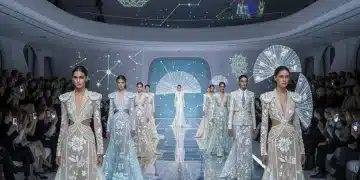 Modelos con ropa de alta tecnología en un desfile futurista de moda española, mostrando la integración de wearables.