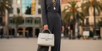 Mujer elegante con accesorios de moda 2026 en entorno urbano español