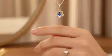 Mujer luciendo un collar de diseño intrincado y un anillo elegante, simbolizando joyas con significado.